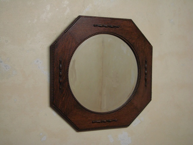 spiegel met houten lijst
              <br/>
              Marcia Rooker, 2016-04-01